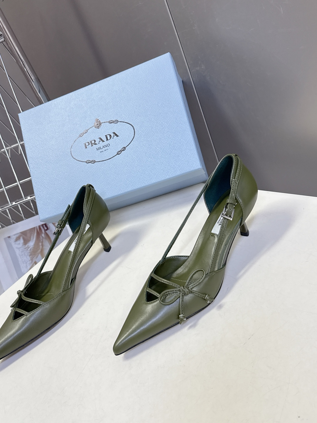 PRADA普拉达2026春夏最新款时装鞋超多明星网红种草 极具特色的鞋面设计 将永恒的优雅格调与现代的时