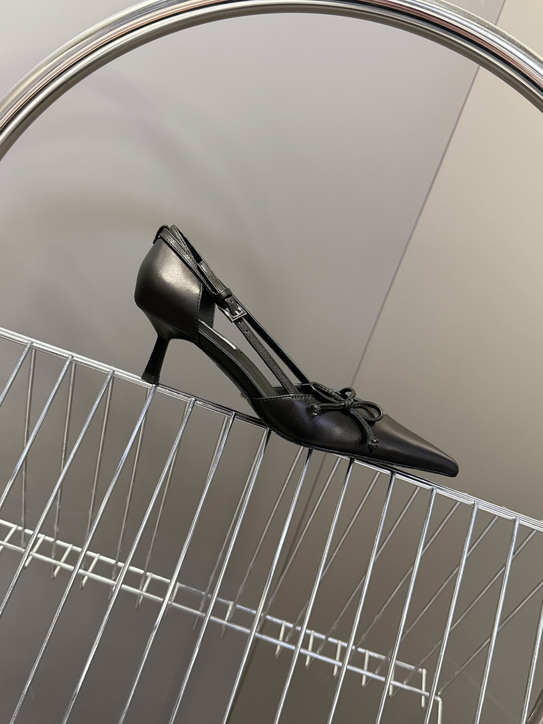 PRADA普拉达2026春夏最新款时装鞋超多明星网红种草 极具特色的鞋面设计 将永恒的优雅格调与现代的时