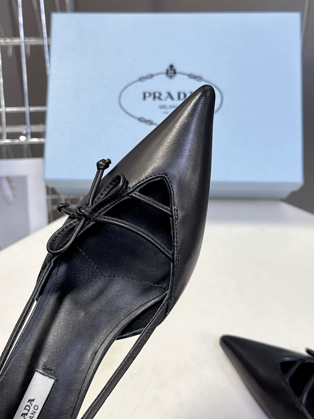 PRADA普拉达2026春夏最新款时装鞋超多明星网红种草 极具特色的鞋面设计 将永恒的优雅格调与现代的时