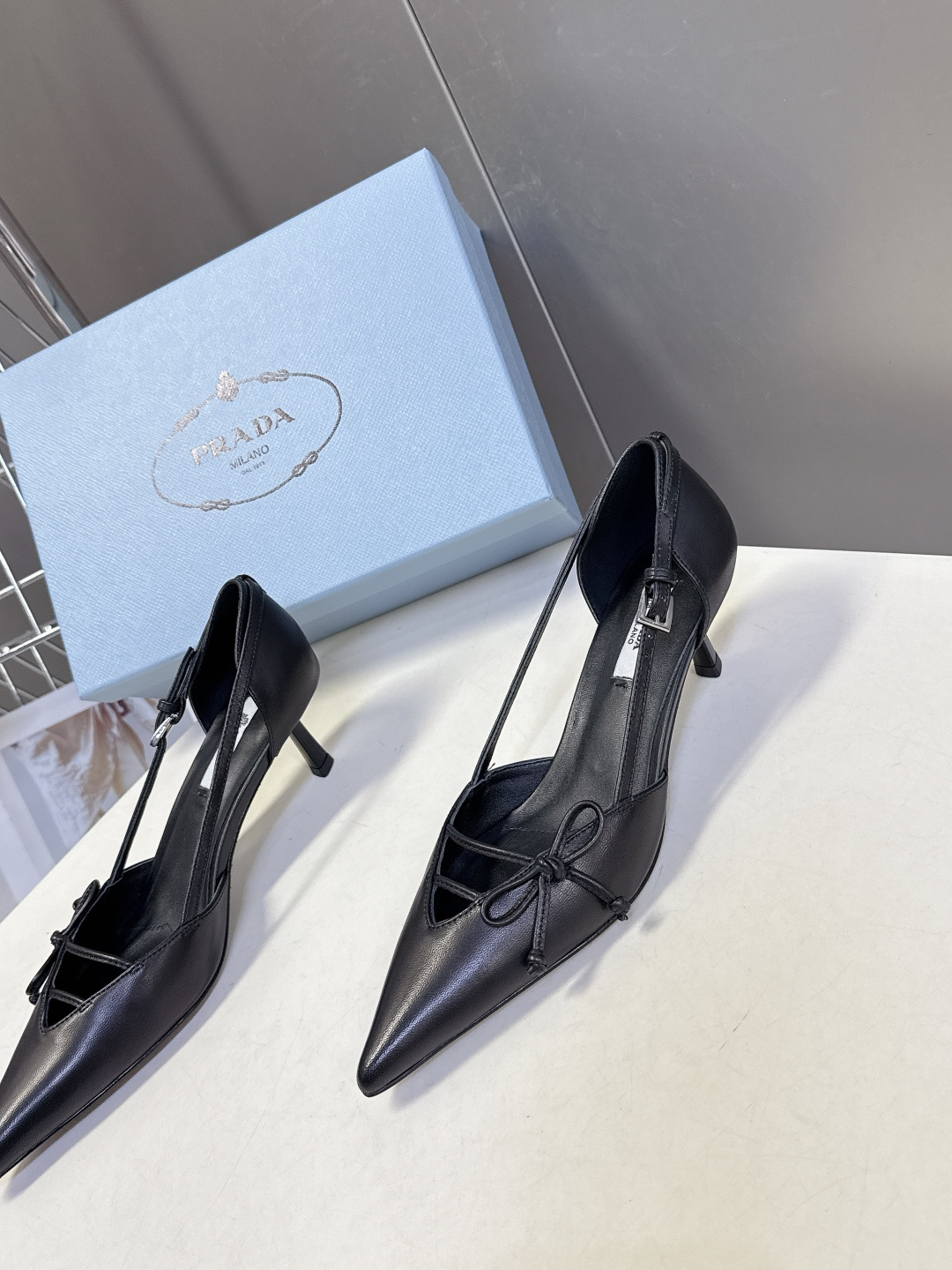 PRADA普拉达2026春夏最新款时装鞋超多明星网红种草 极具特色的鞋面设计 将永恒的优雅格调与现代的时