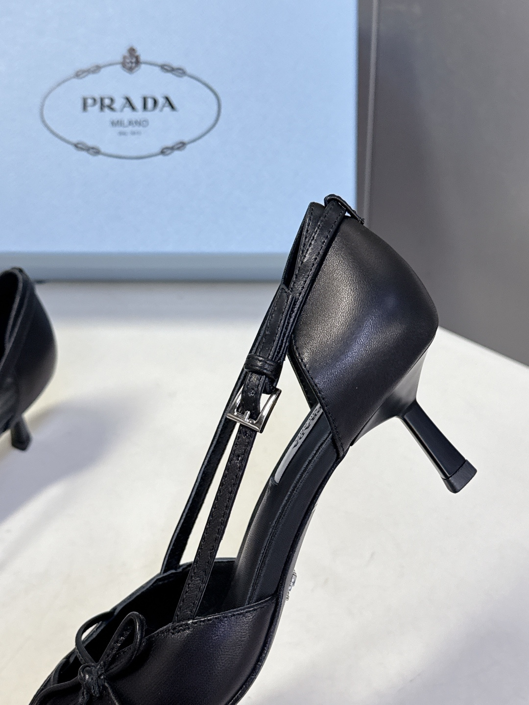 PRADA普拉达2026春夏最新款时装鞋超多明星网红种草 极具特色的鞋面设计 将永恒的优雅格调与现代的时