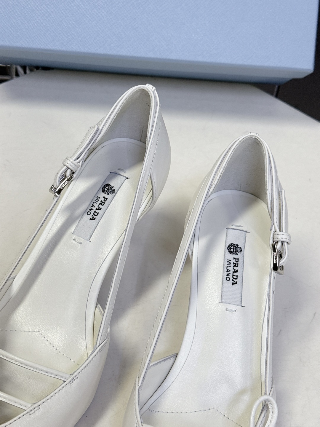 PRADA普拉达2026春夏最新款时装鞋超多明星网红种草 极具特色的鞋面设计 将永恒的优雅格调与现代的时