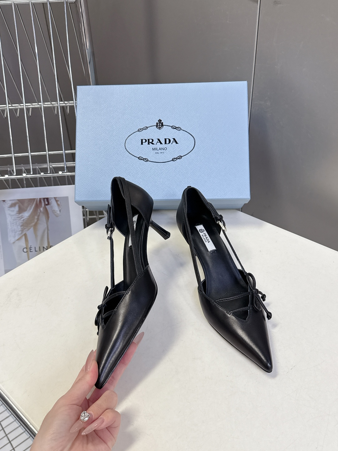 PRADA普拉达2026春夏最新款时装鞋超多明星网红种草 极具特色的鞋面设计 将永恒的优雅格调与现代的时