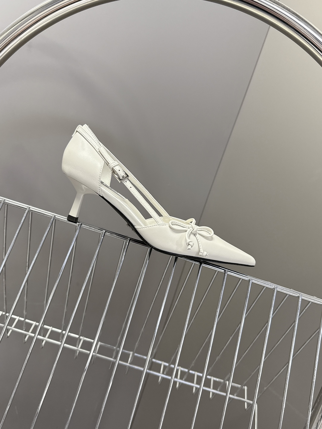 PRADA普拉达2026春夏最新款时装鞋超多明星网红种草 极具特色的鞋面设计 将永恒的优雅格调与现代的时