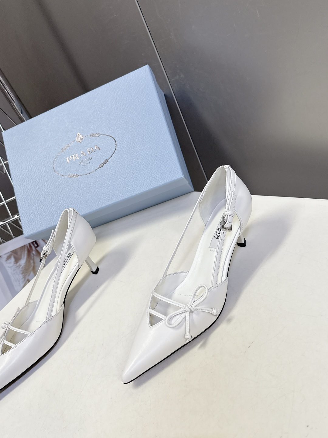 PRADA普拉达2026春夏最新款时装鞋超多明星网红种草 极具特色的鞋面设计 将永恒的优雅格调与现代的时
