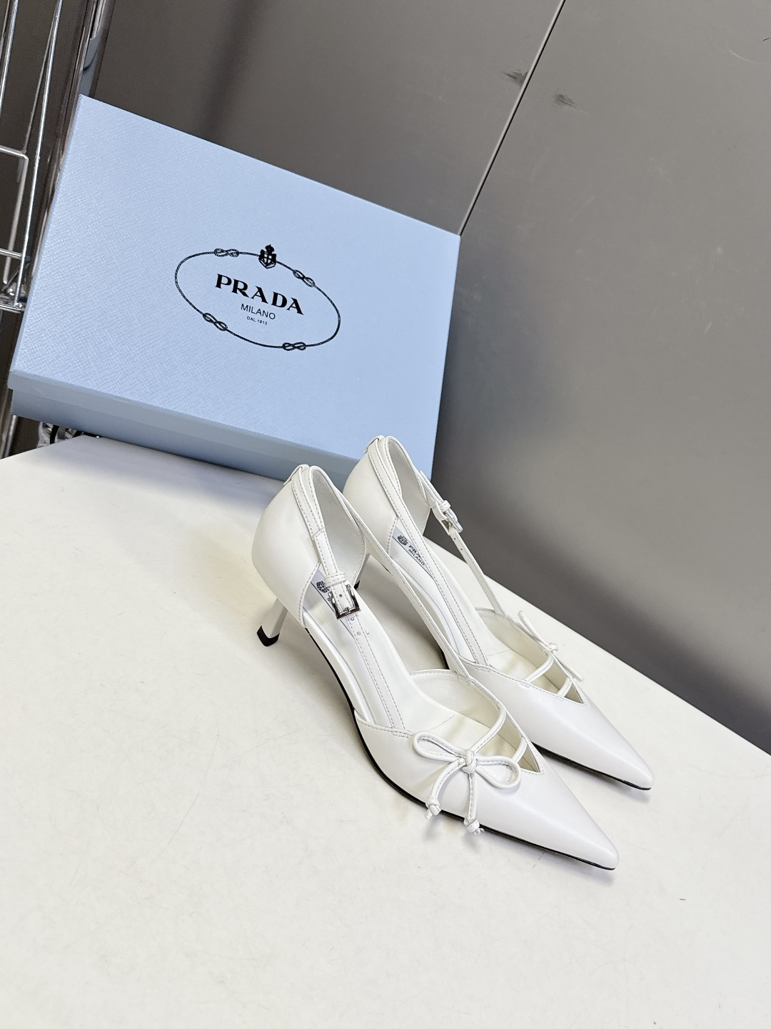 PRADA普拉达2026春夏最新款时装鞋超多明星网红种草 极具特色的鞋面设计 将永恒的优雅格调与现代的时
