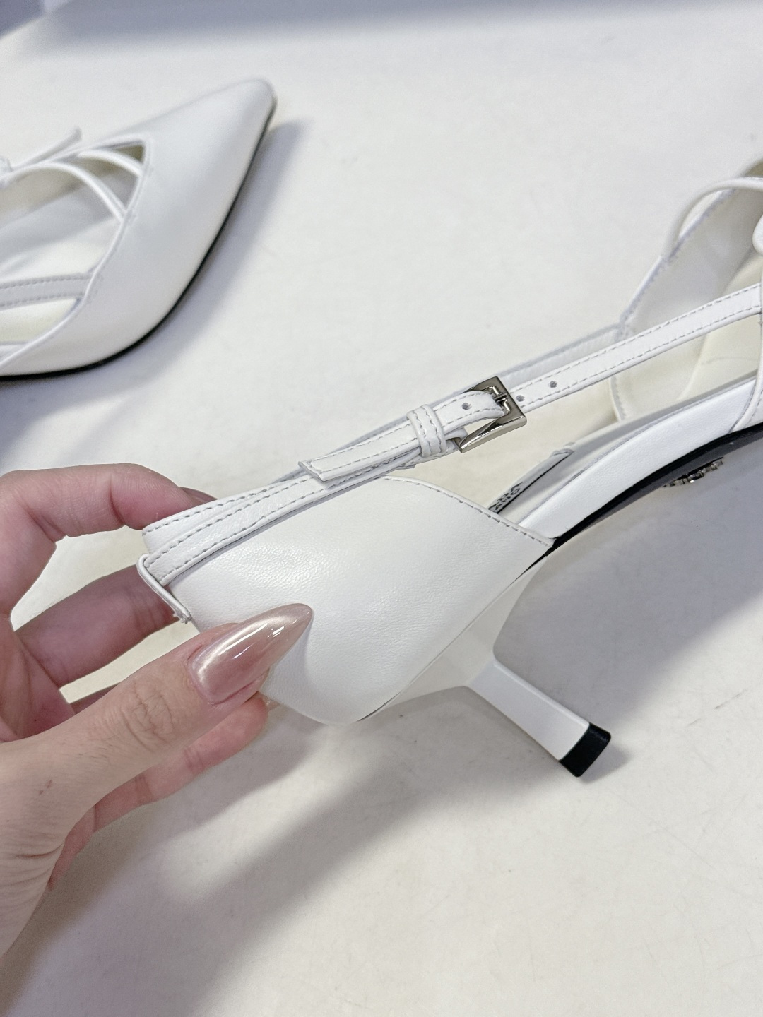 PRADA普拉达2026春夏最新款时装鞋超多明星网红种草 极具特色的鞋面设计 将永恒的优雅格调与现代的时