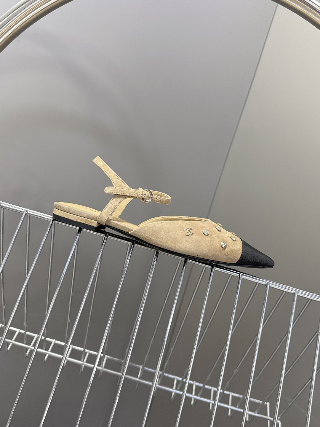 CHANEL香奈儿2026春夏最新款时装鞋 超多网红时尚博主种草 高级感舒适，配女神们的半身裙 经典的小