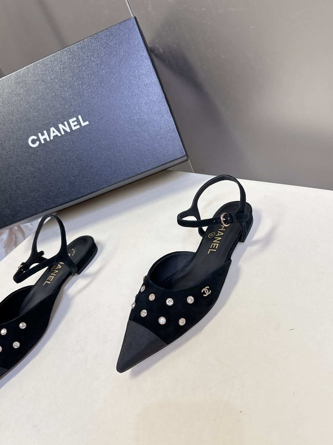 CHANEL香奈儿2026春夏最新款时装鞋 超多网红时尚博主种草 高级感舒适，配女神们的半身裙 经典的小