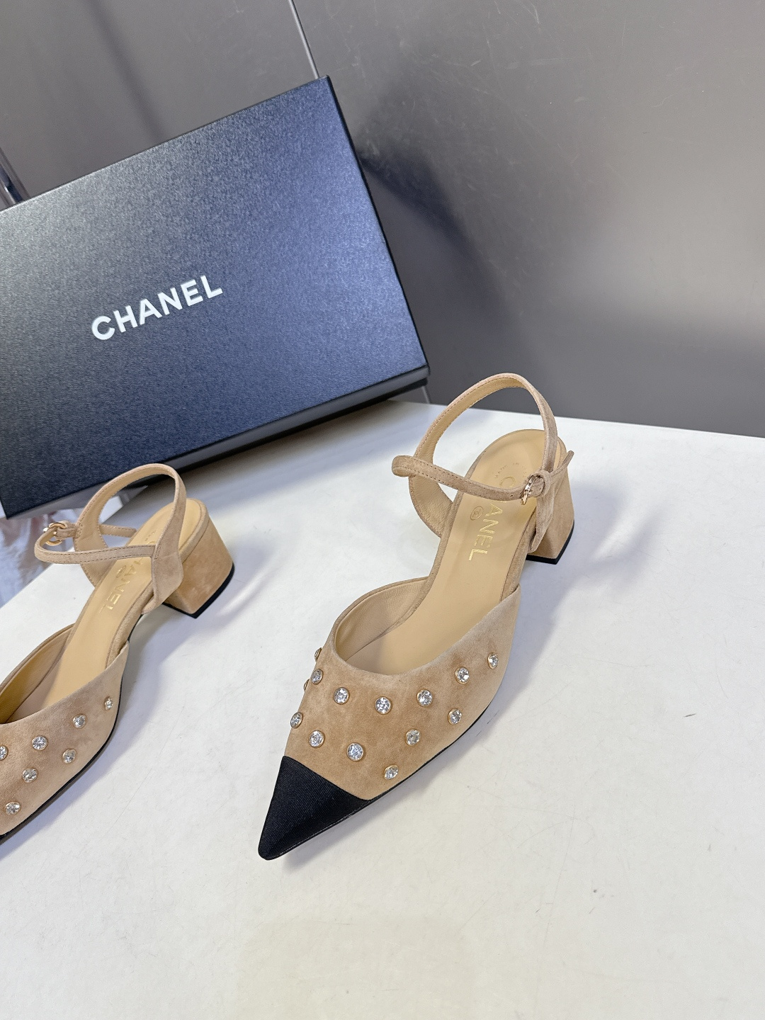 CHANEL香奈儿2026春夏最新款时装鞋 超多网红时尚博主种草 高级感舒适，配女神们的半身裙 经典的小