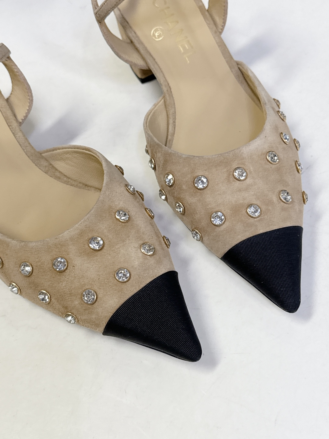 CHANEL香奈儿2026春夏最新款时装鞋 超多网红时尚博主种草 高级感舒适，配女神们的半身裙 经典的小