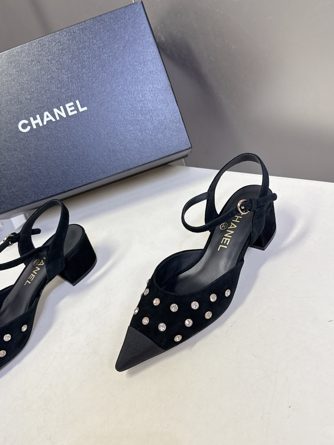 CHANEL香奈儿2026春夏最新款时装鞋 超多网红时尚博主种草 高级感舒适，配女神们的半身裙 经典的小