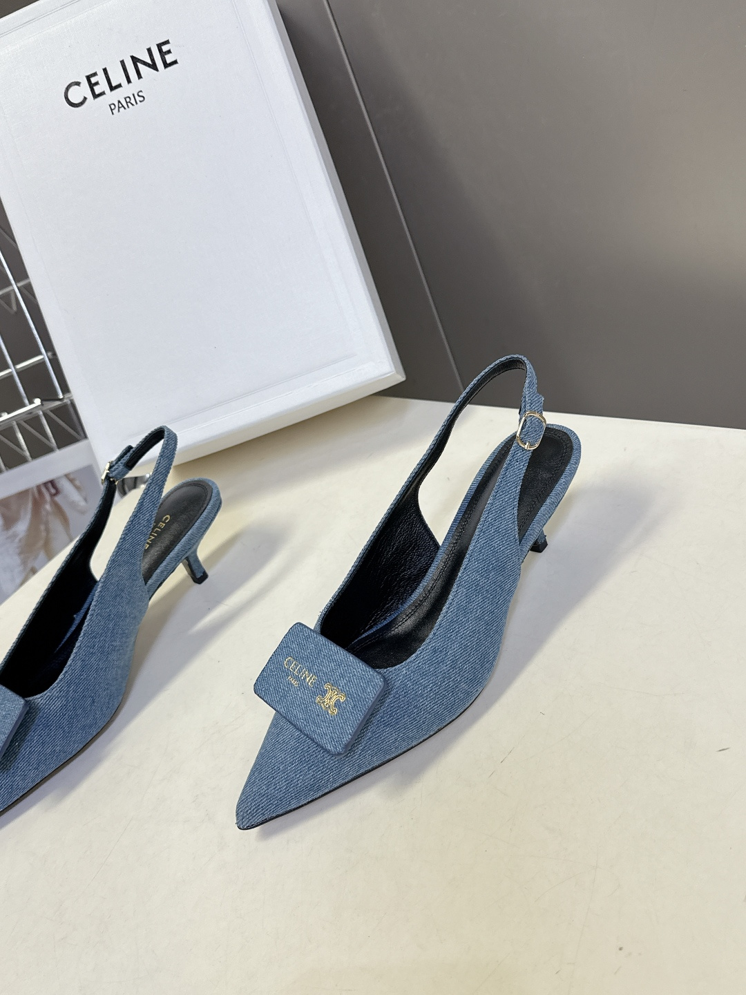 CELINE思琳2026春夏最新凯旋门走秀款 时装鞋 超多网红时尚博主种草 高级感舒适，配女神们的半身裙