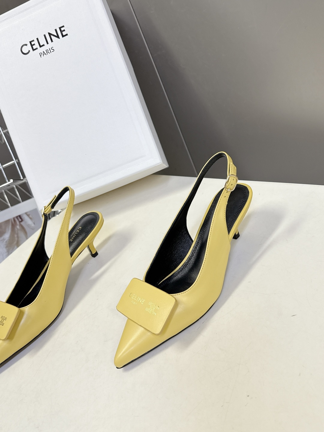 CELINE思琳2026春夏最新凯旋门走秀款 时装鞋 超多网红时尚博主种草 高级感舒适，配女神们的半身裙