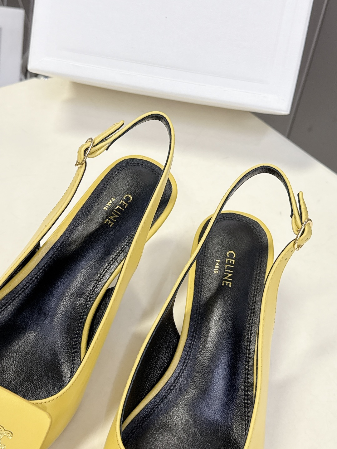 CELINE思琳2026春夏最新凯旋门走秀款 时装鞋 超多网红时尚博主种草 高级感舒适，配女神们的半身裙