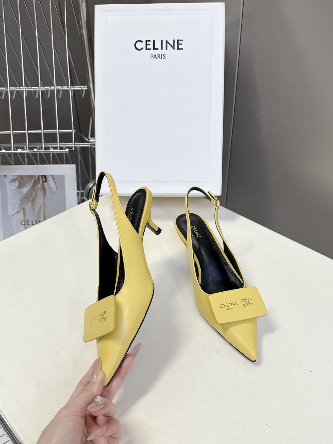 CELINE思琳2026春夏最新凯旋门走秀款 时装鞋 超多网红时尚博主种草 高级感舒适，配女神们的半身裙