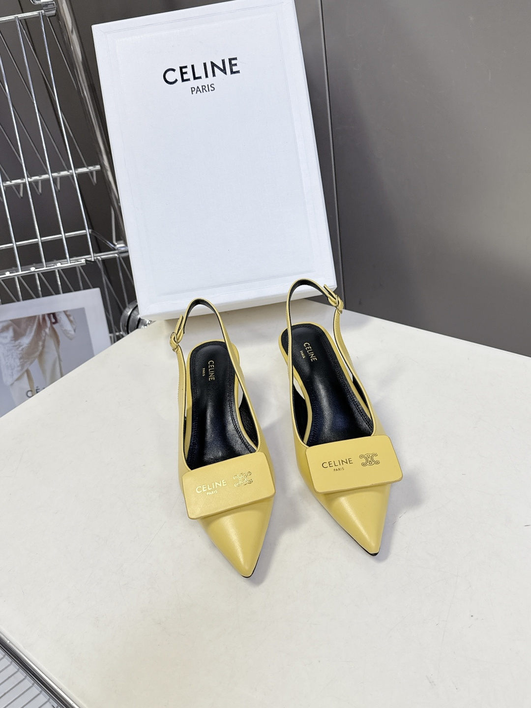 CELINE思琳2026春夏最新凯旋门走秀款 时装鞋 超多网红时尚博主种草 高级感舒适，配女神们的半身裙