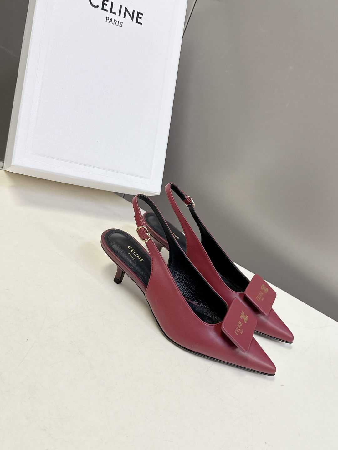 CELINE思琳2026春夏最新凯旋门走秀款 时装鞋 超多网红时尚博主种草 高级感舒适，配女神们的半身裙