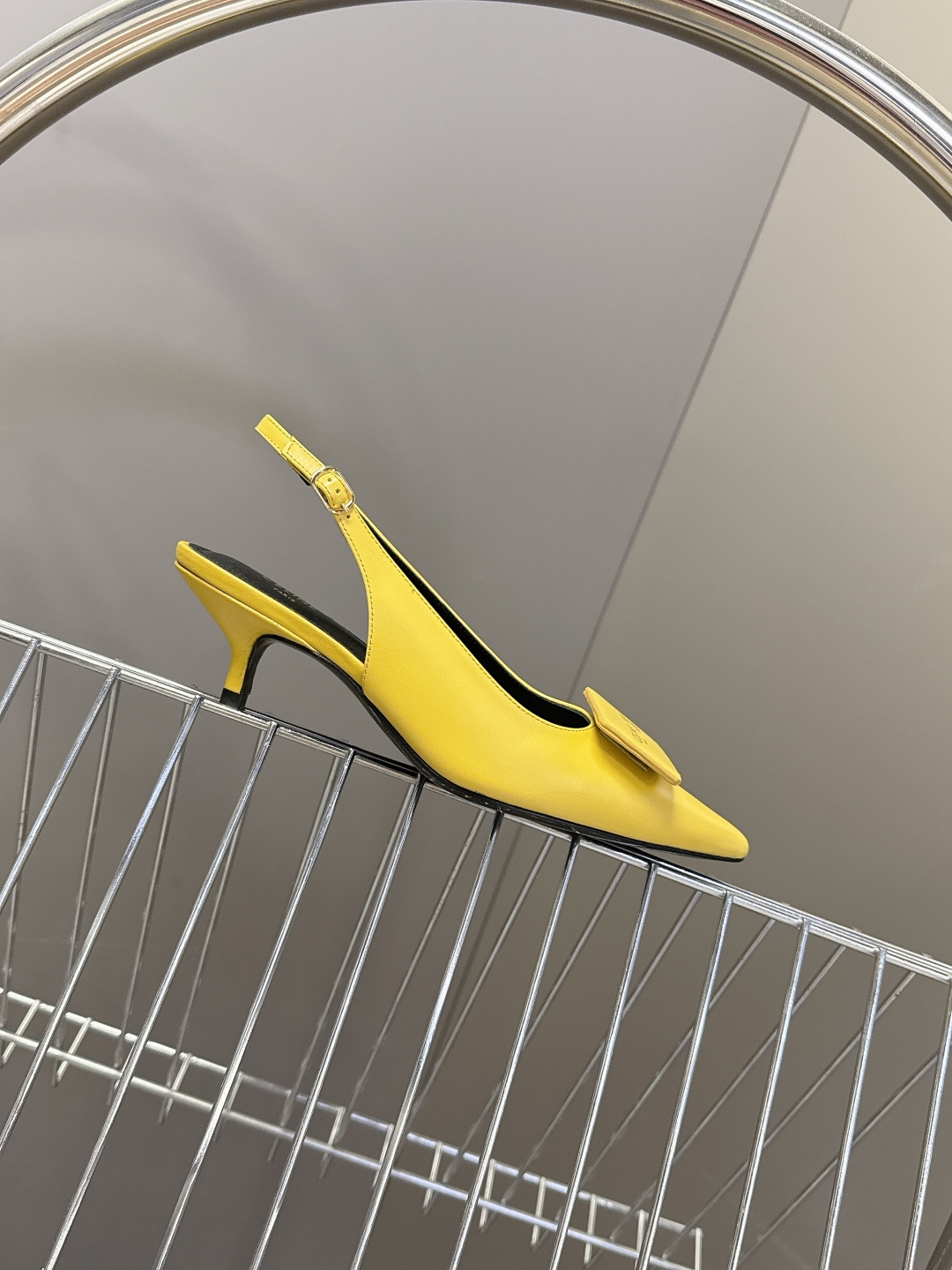 CELINE思琳2026春夏最新凯旋门走秀款 时装鞋 超多网红时尚博主种草 高级感舒适，配女神们的半身裙