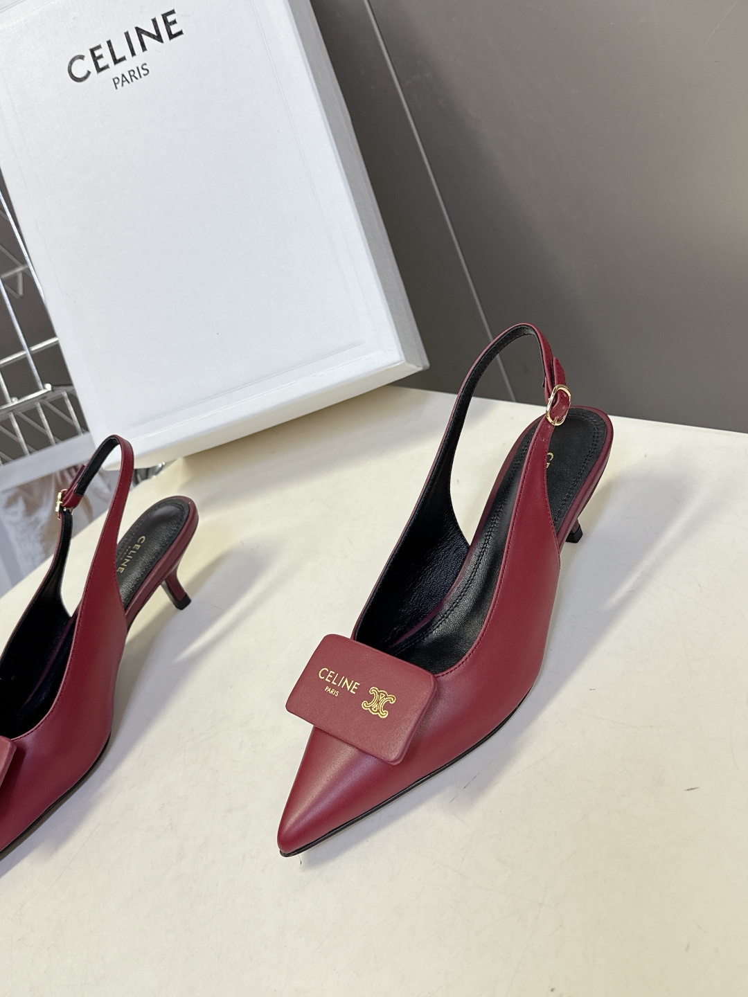 CELINE思琳2026春夏最新凯旋门走秀款 时装鞋 超多网红时尚博主种草 高级感舒适，配女神们的半身裙