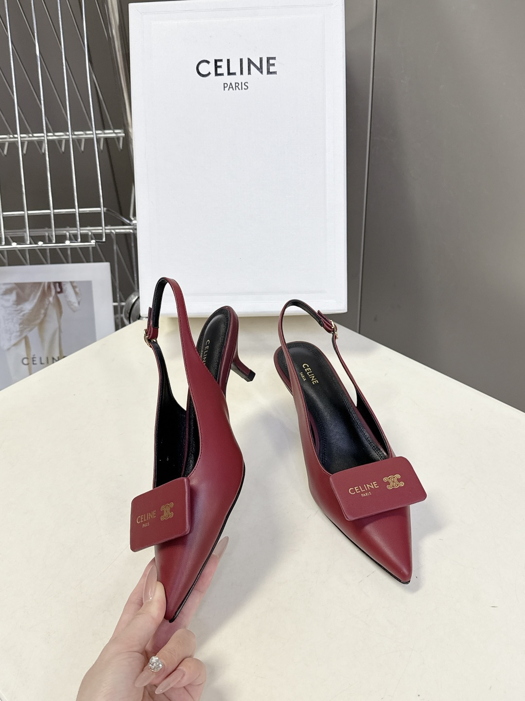 CELINE思琳2026春夏最新凯旋门走秀款 时装鞋 超多网红时尚博主种草 高级感舒适，配女神们的半身裙