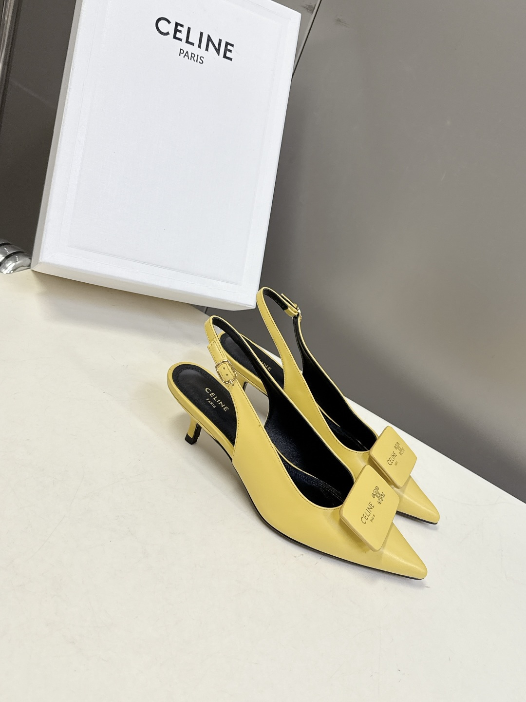 CELINE思琳2026春夏最新凯旋门走秀款 时装鞋 超多网红时尚博主种草 高级感舒适，配女神们的半身裙