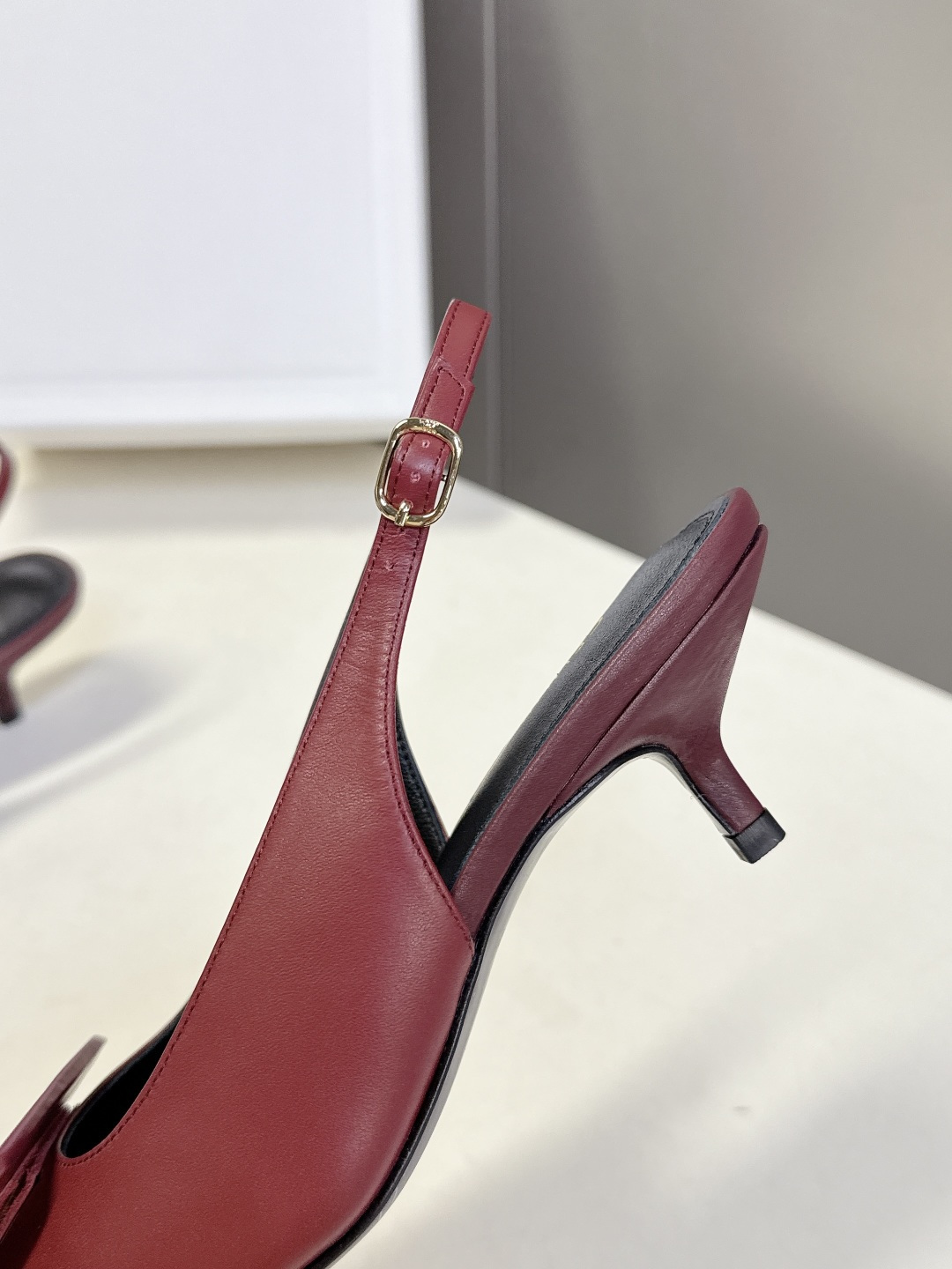 CELINE思琳2026春夏最新凯旋门走秀款 时装鞋 超多网红时尚博主种草 高级感舒适，配女神们的半身裙