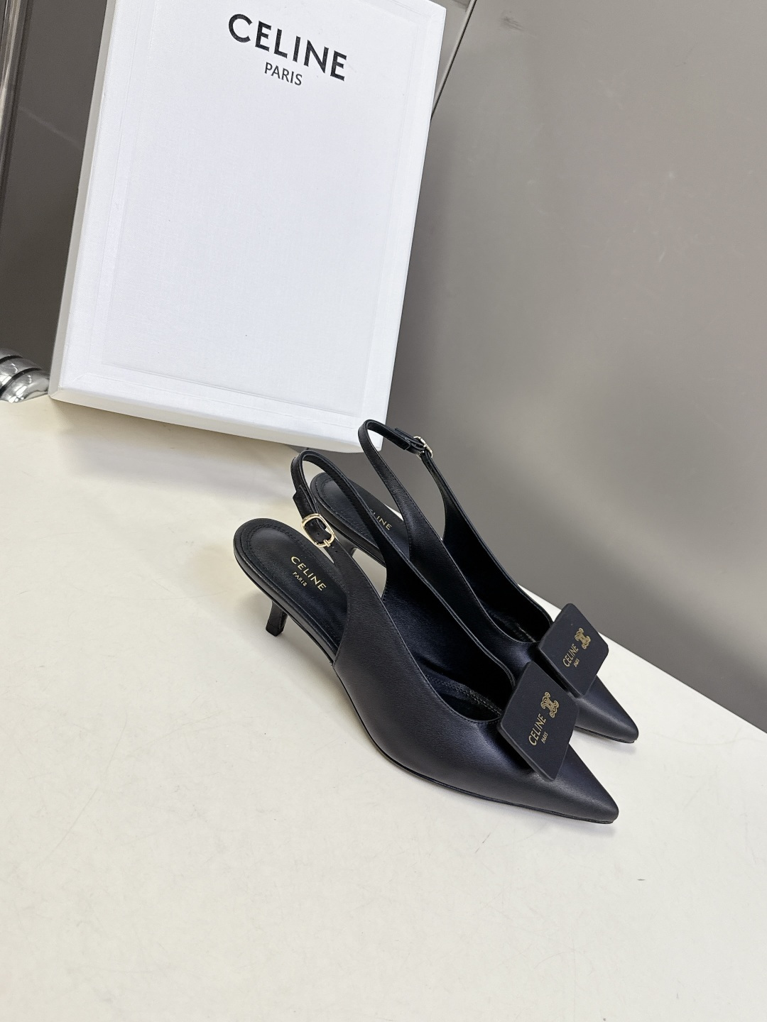 CELINE思琳2026春夏最新凯旋门走秀款 时装鞋 超多网红时尚博主种草 高级感舒适，配女神们的半身裙