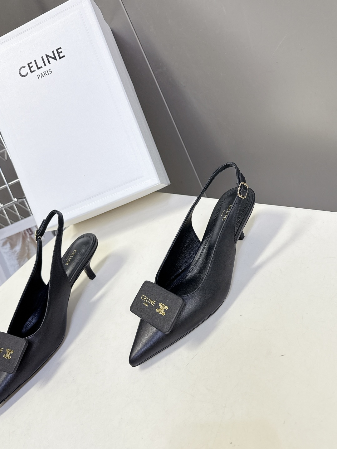 CELINE思琳2026春夏最新凯旋门走秀款 时装鞋 超多网红时尚博主种草 高级感舒适，配女神们的半身裙