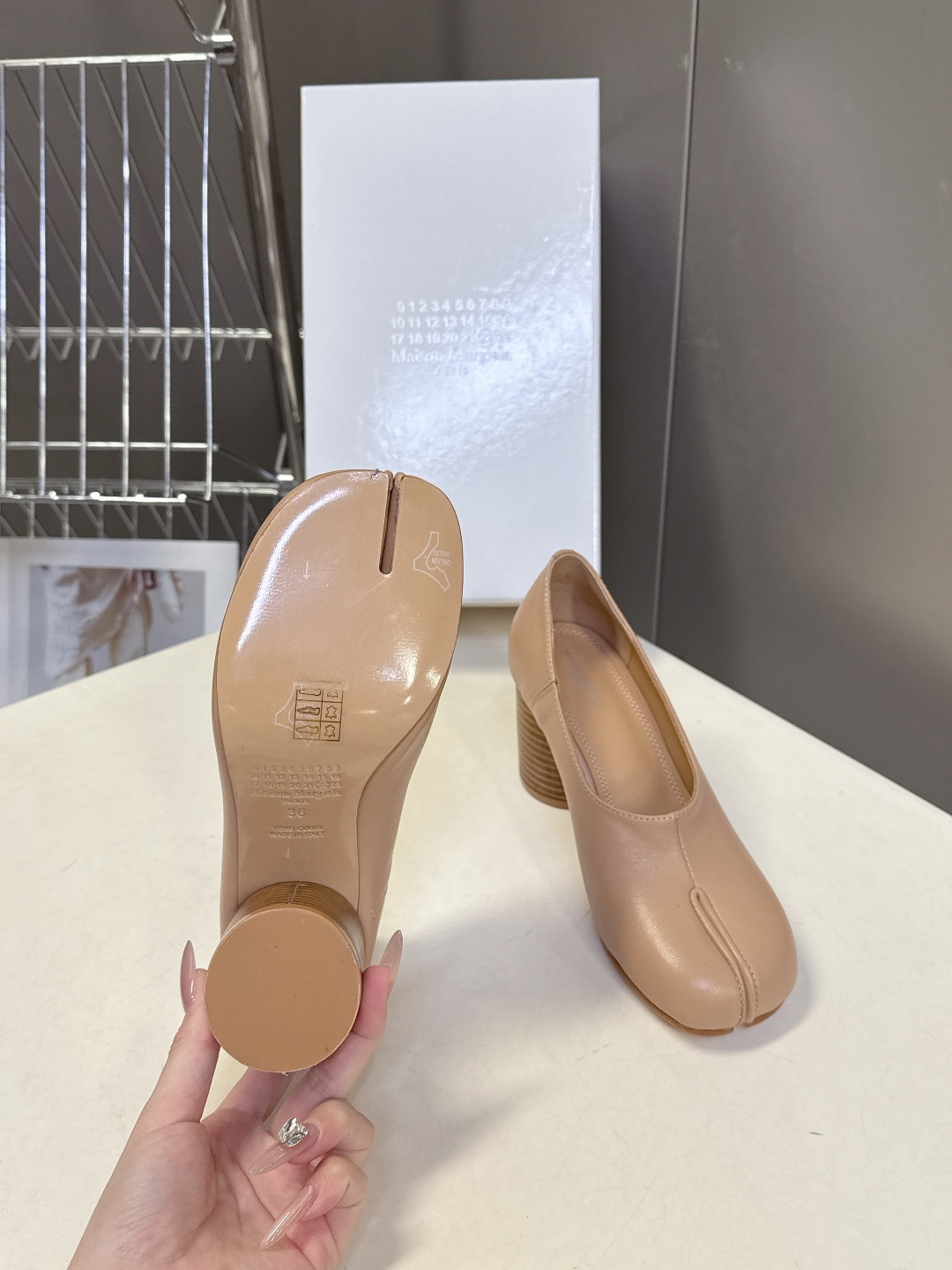 Maison Margiela·MM6马吉拉春夏最新款粗跟时装鞋 超多明星网红种草 MM6作为这两年最受