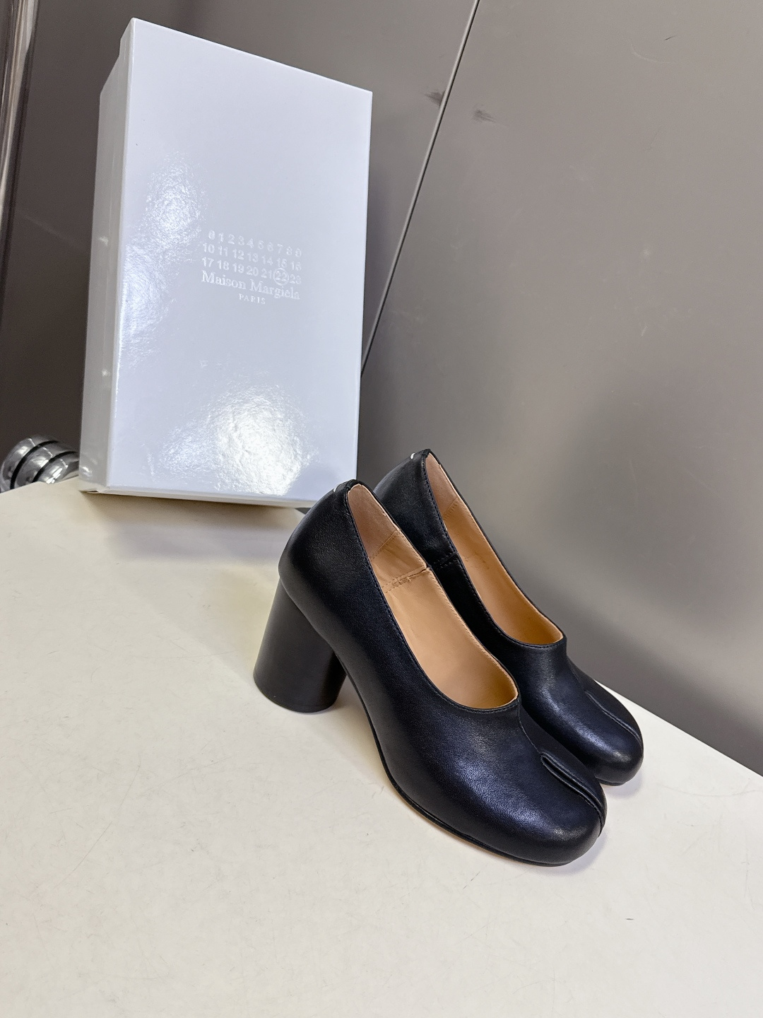 Maison Margiela·MM6马吉拉春夏最新款粗跟时装鞋 超多明星网红种草 MM6作为这两年最受