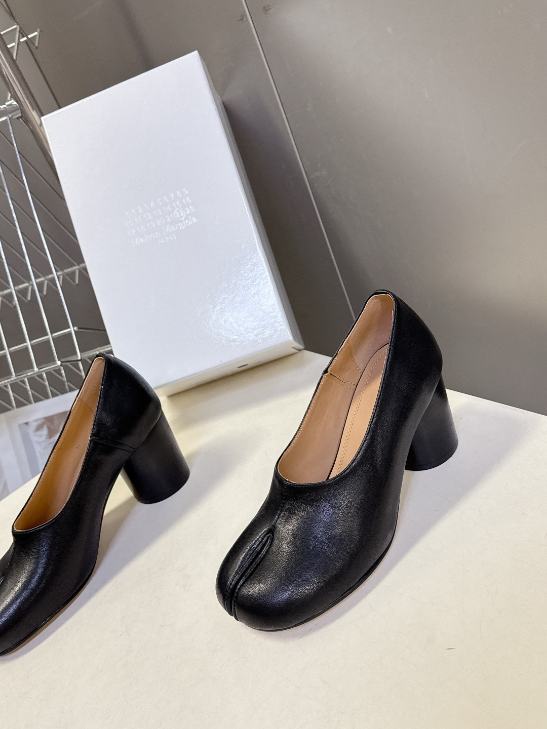 Maison Margiela·MM6马吉拉春夏最新款粗跟时装鞋 超多明星网红种草 MM6作为这两年最受