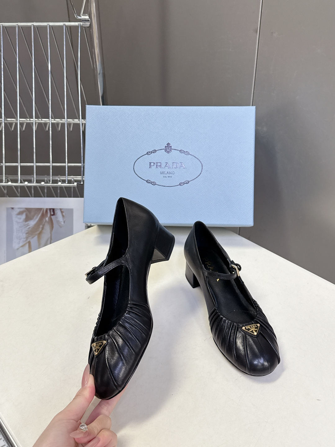 PRADA普拉达最新款三角标时装玛丽珍鞋 乐福鞋 超多明星网红种草 顶级品质，版型超正，复古时尚经典单品