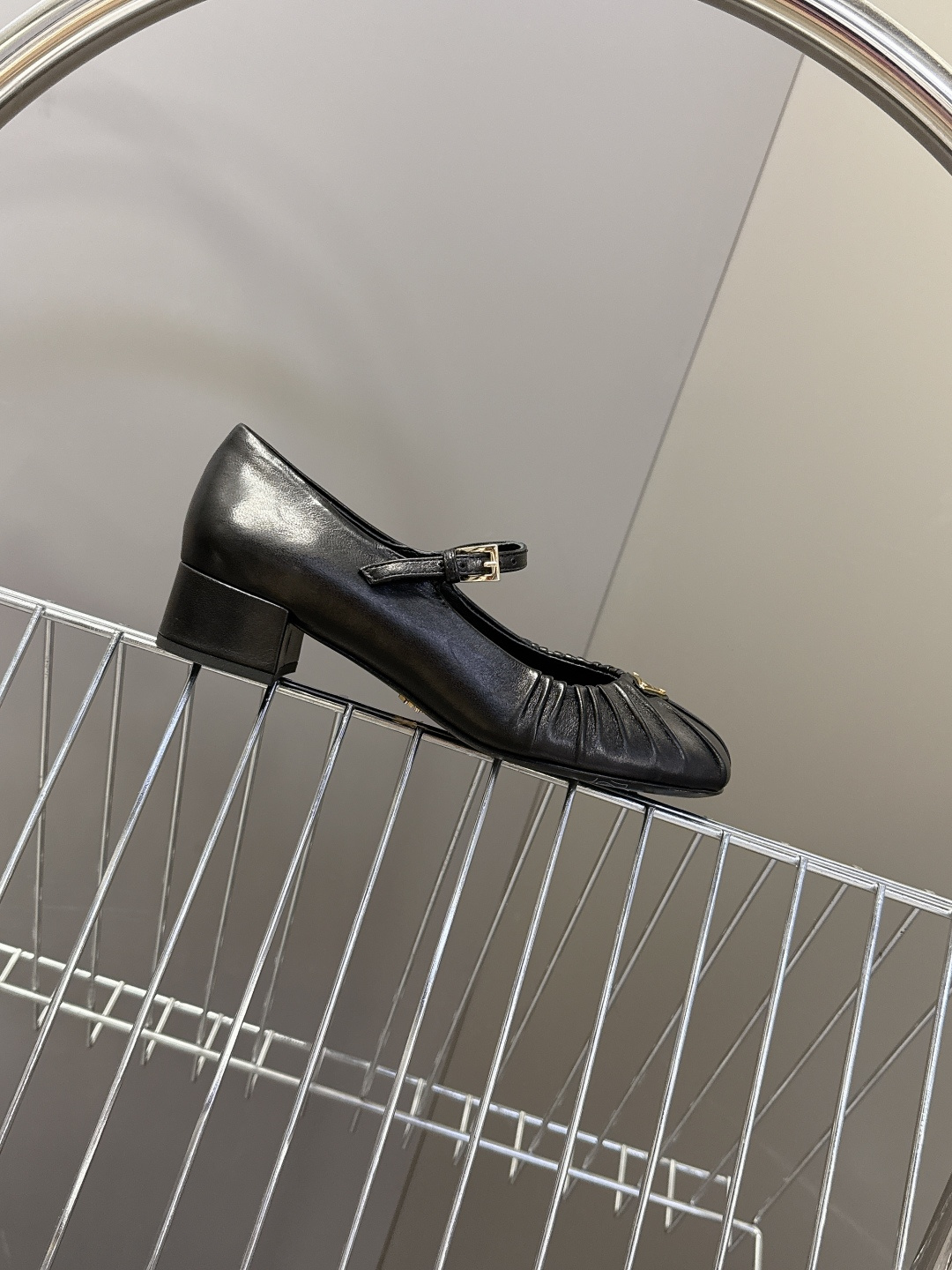 PRADA普拉达最新款三角标时装玛丽珍鞋 乐福鞋 超多明星网红种草 顶级品质，版型超正，复古时尚经典单品