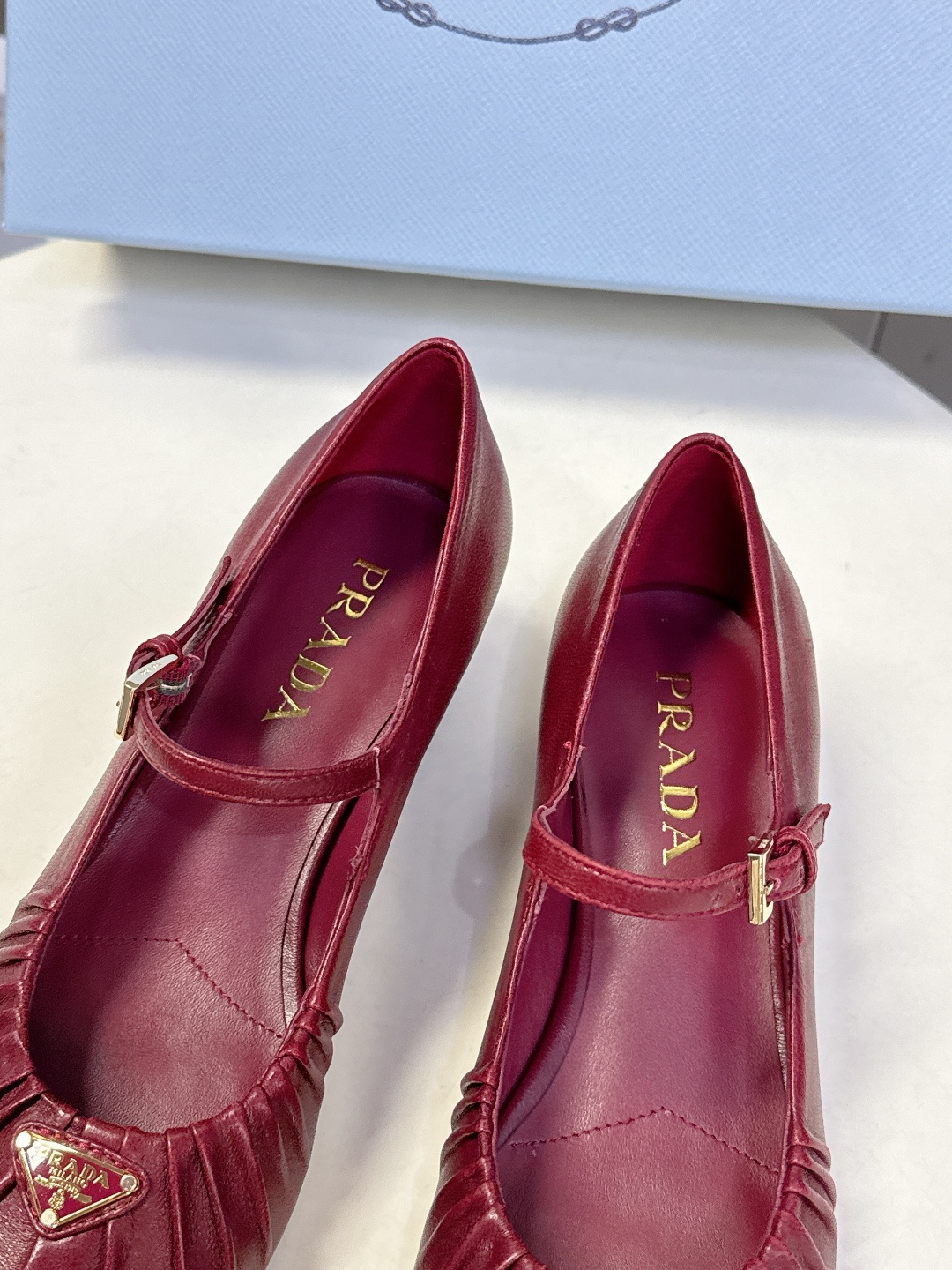 PRADA普拉达最新款三角标时装玛丽珍鞋 乐福鞋 超多明星网红种草 顶级品质，版型超正，复古时尚经典单品