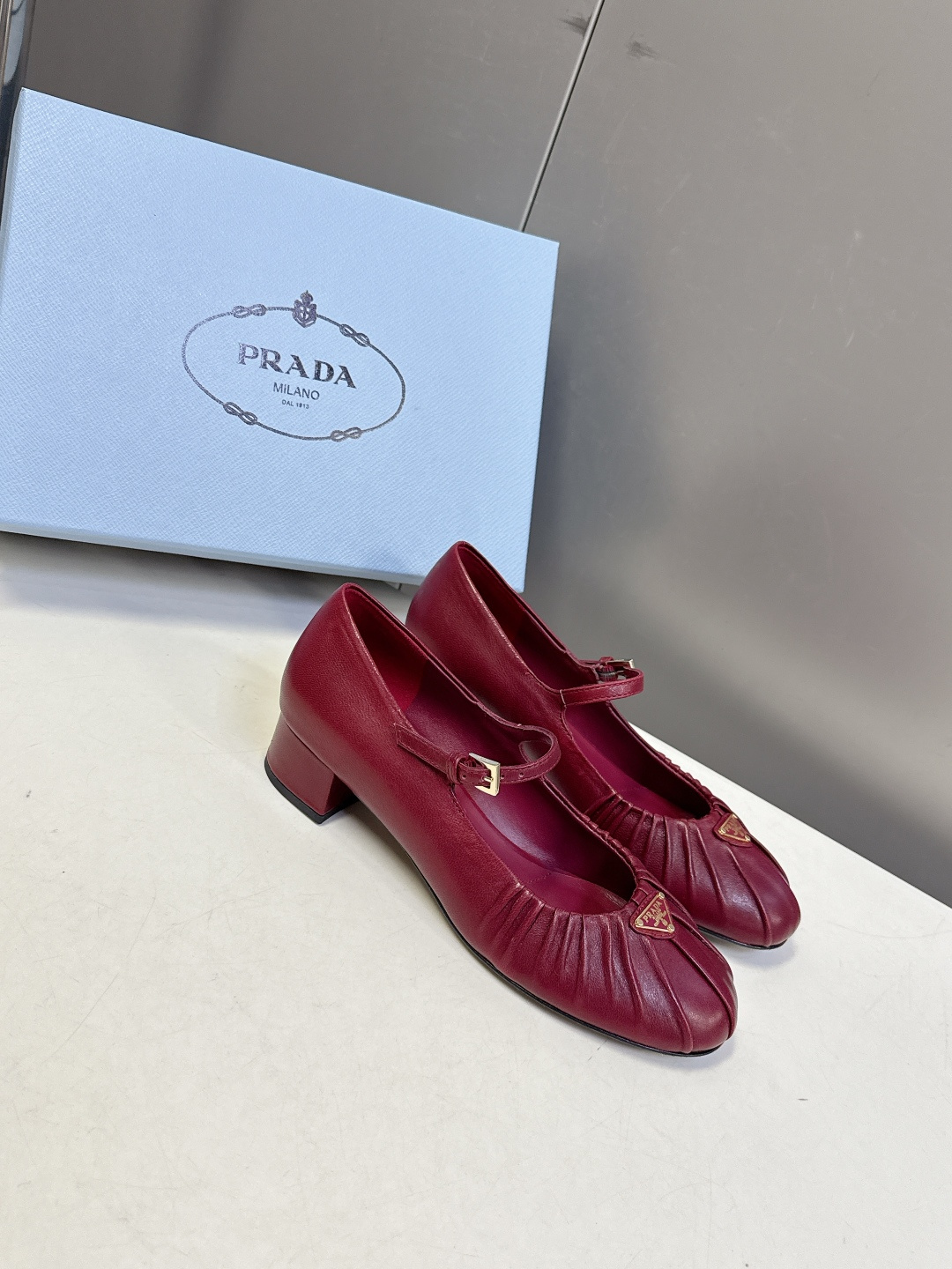 PRADA普拉达最新款三角标时装玛丽珍鞋 乐福鞋 超多明星网红种草 顶级品质，版型超正，复古时尚经典单品