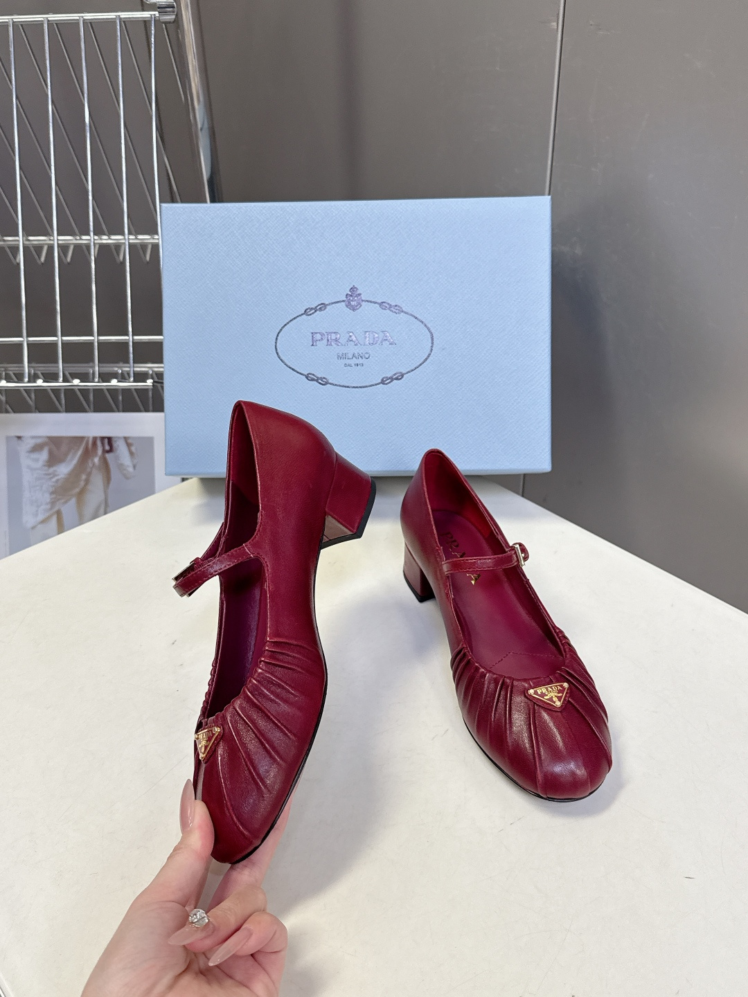 PRADA普拉达最新款三角标时装玛丽珍鞋 乐福鞋 超多明星网红种草 顶级品质，版型超正，复古时尚经典单品