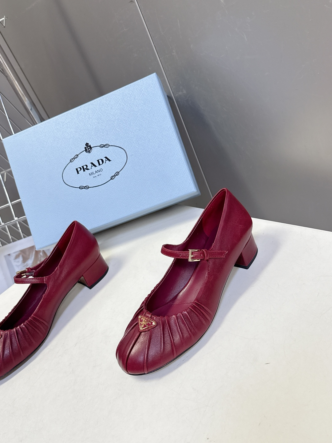 PRADA普拉达最新款三角标时装玛丽珍鞋 乐福鞋 超多明星网红种草 顶级品质，版型超正，复古时尚经典单品