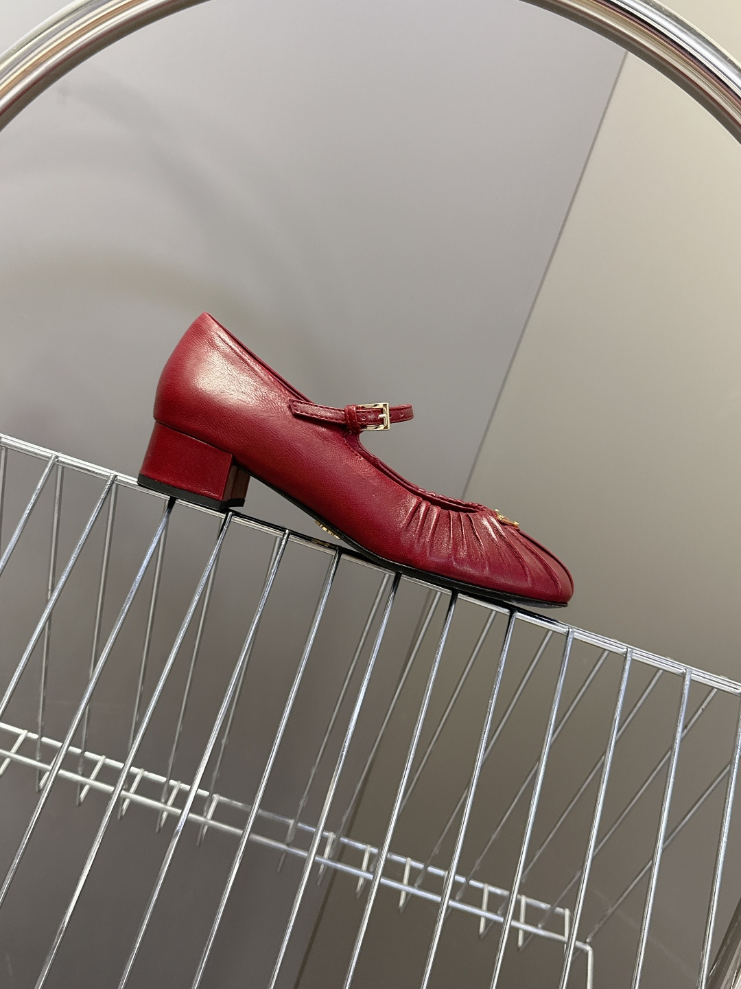 PRADA普拉达最新款三角标时装玛丽珍鞋 乐福鞋 超多明星网红种草 顶级品质，版型超正，复古时尚经典单品