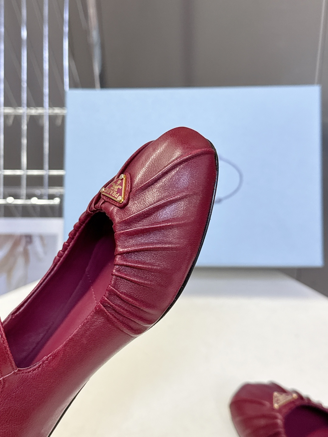 PRADA普拉达最新款三角标时装玛丽珍鞋 乐福鞋 超多明星网红种草 顶级品质，版型超正，复古时尚经典单品