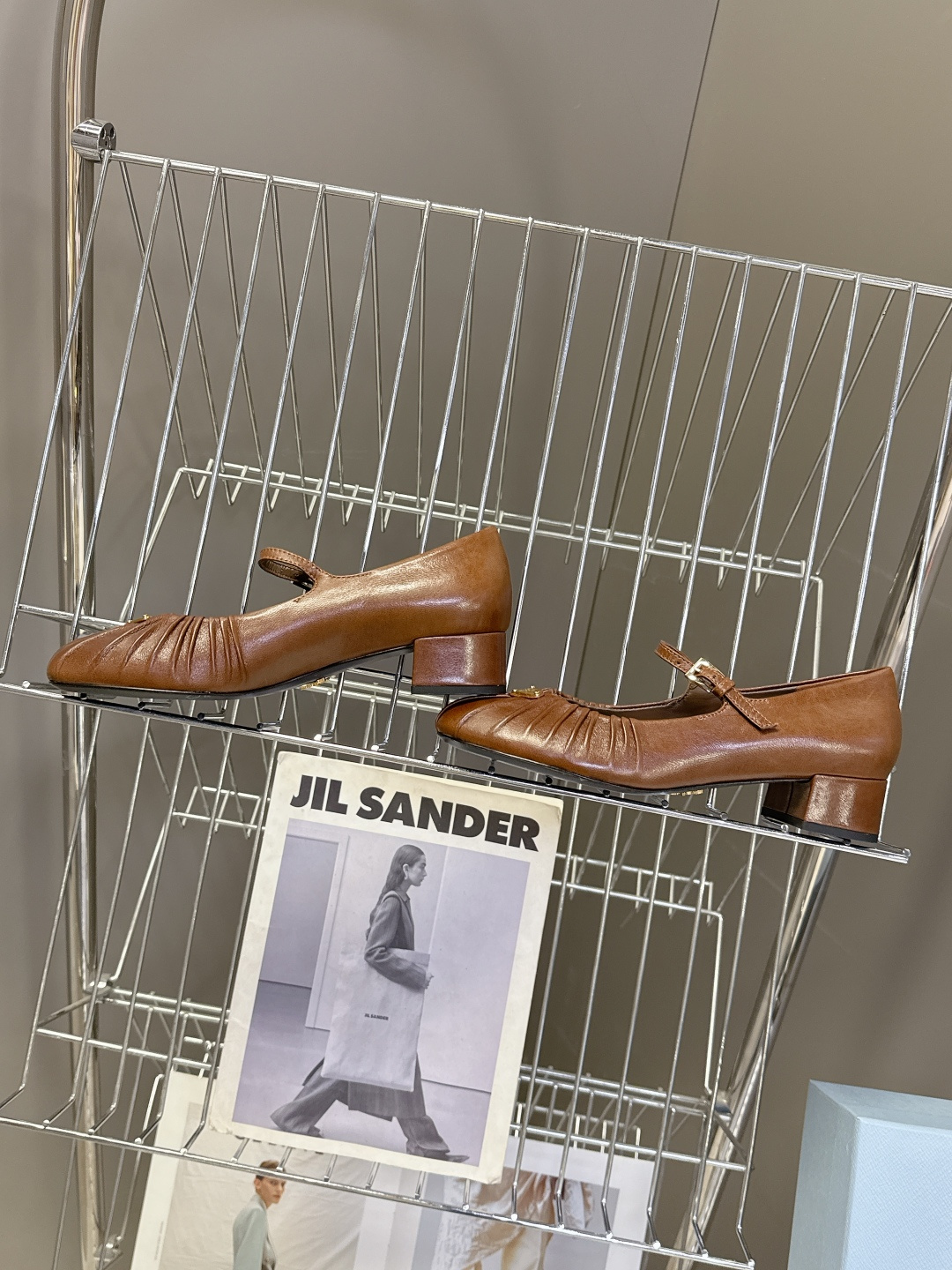 PRADA普拉达最新款三角标时装玛丽珍鞋 乐福鞋 超多明星网红种草 顶级品质，版型超正，复古时尚经典单品