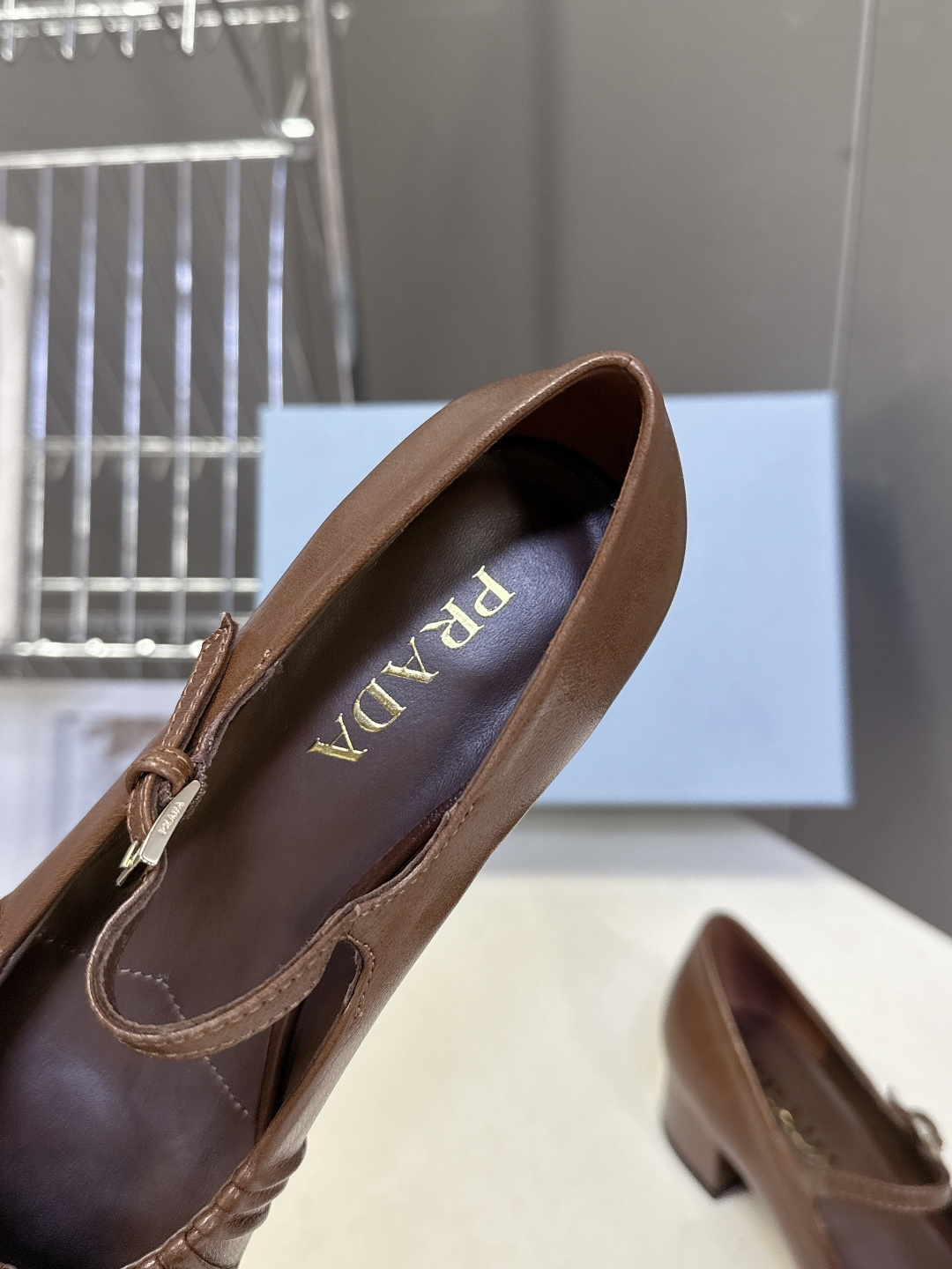 PRADA普拉达最新款三角标时装玛丽珍鞋 乐福鞋 超多明星网红种草 顶级品质，版型超正，复古时尚经典单品
