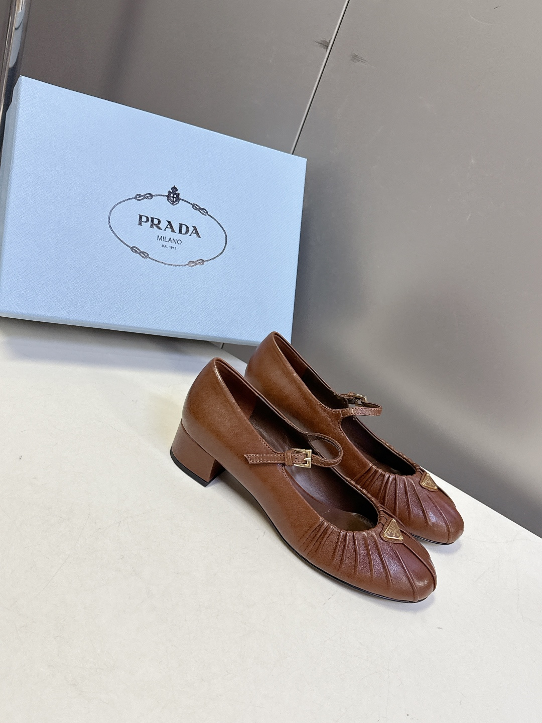 PRADA普拉达最新款三角标时装玛丽珍鞋 乐福鞋 超多明星网红种草 顶级品质，版型超正，复古时尚经典单品