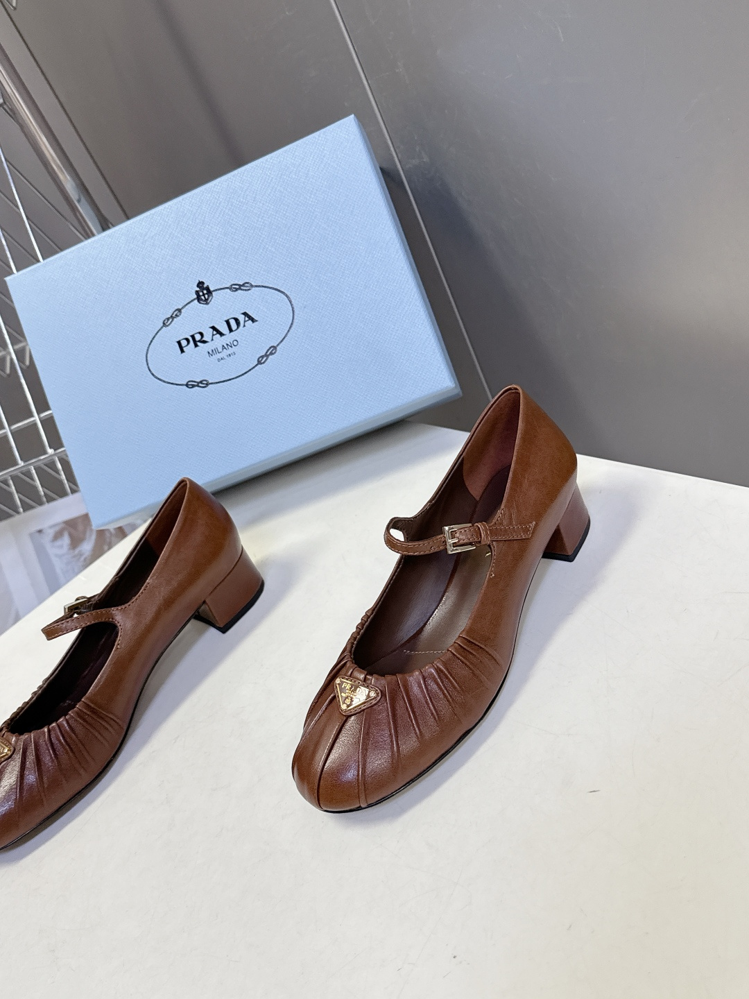 PRADA普拉达最新款三角标时装玛丽珍鞋 乐福鞋 超多明星网红种草 顶级品质，版型超正，复古时尚经典单品