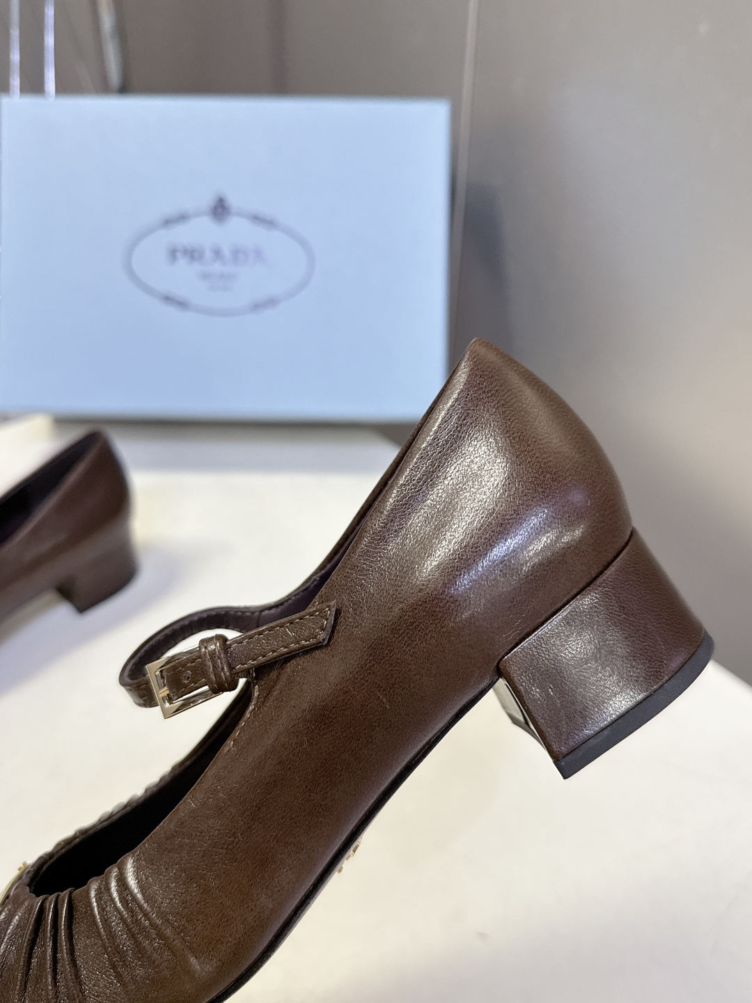 PRADA普拉达最新款三角标时装玛丽珍鞋 乐福鞋 超多明星网红种草 顶级品质，版型超正，复古时尚经典单品