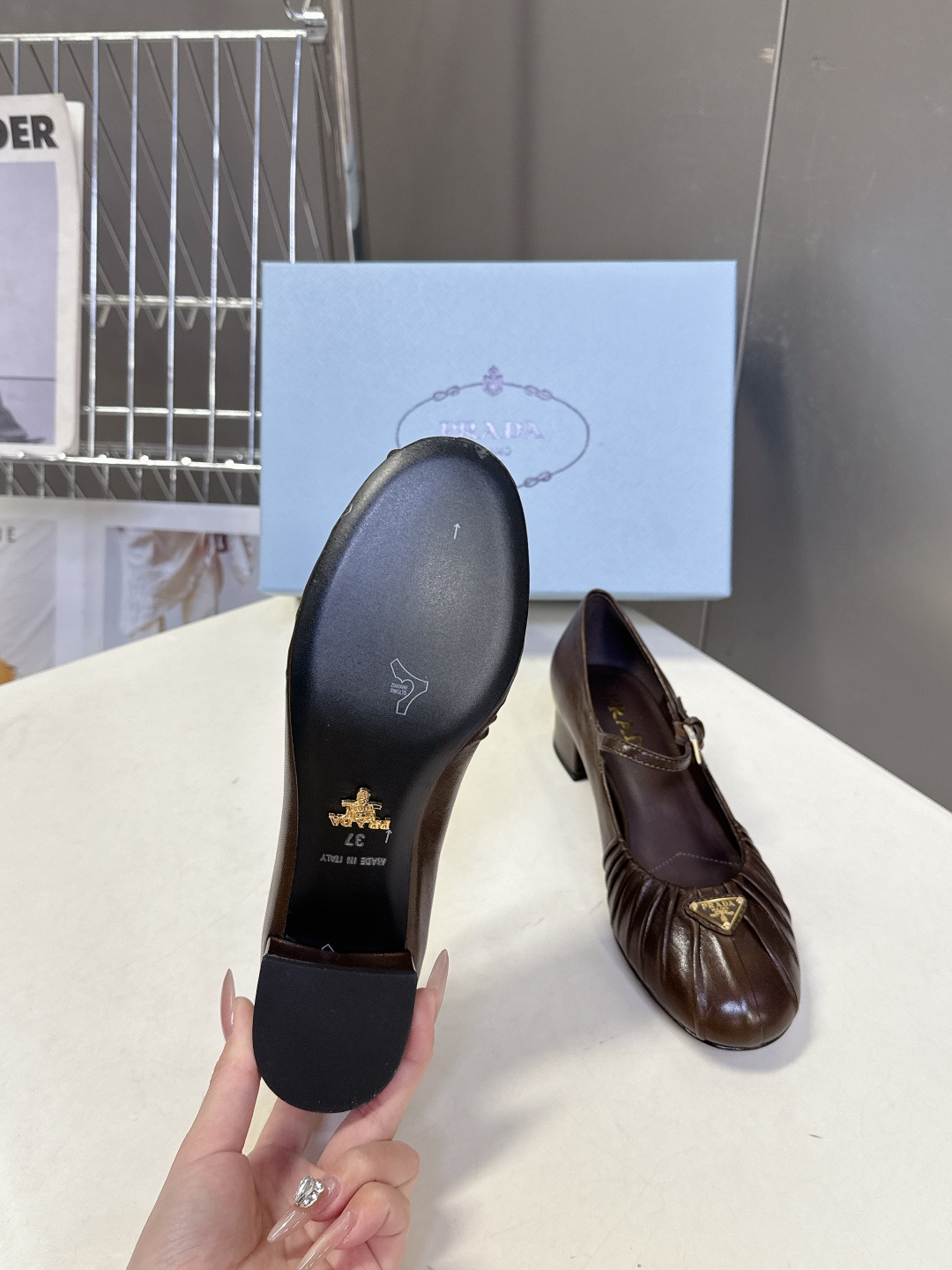 PRADA普拉达最新款三角标时装玛丽珍鞋 乐福鞋 超多明星网红种草 顶级品质，版型超正，复古时尚经典单品