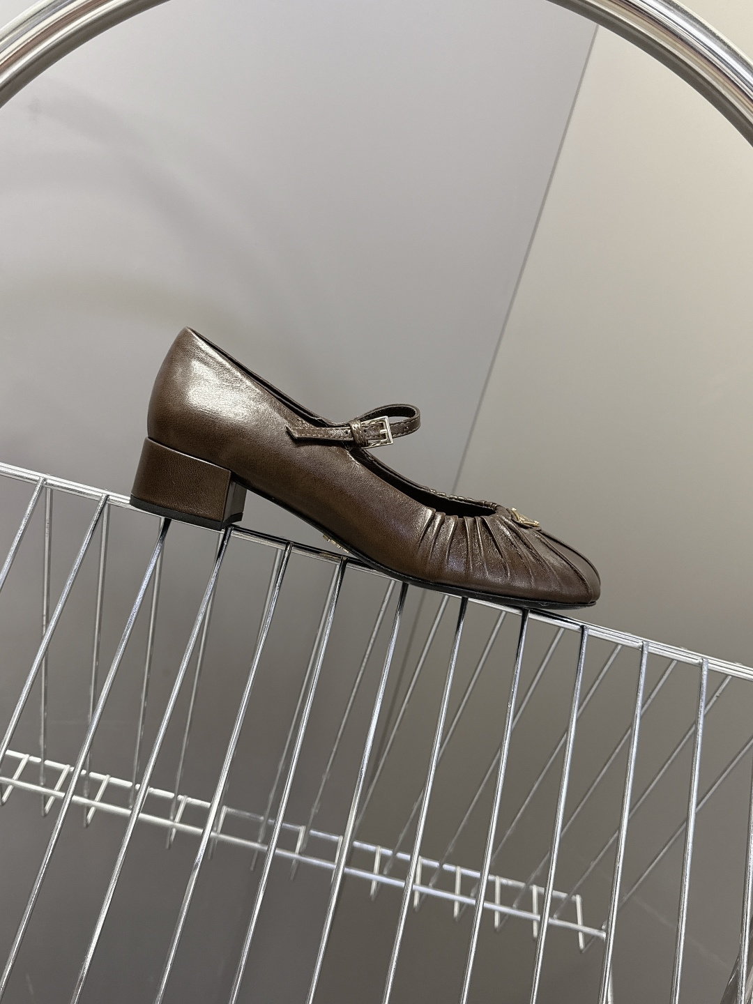 PRADA普拉达最新款三角标时装玛丽珍鞋 乐福鞋 超多明星网红种草 顶级品质，版型超正，复古时尚经典单品