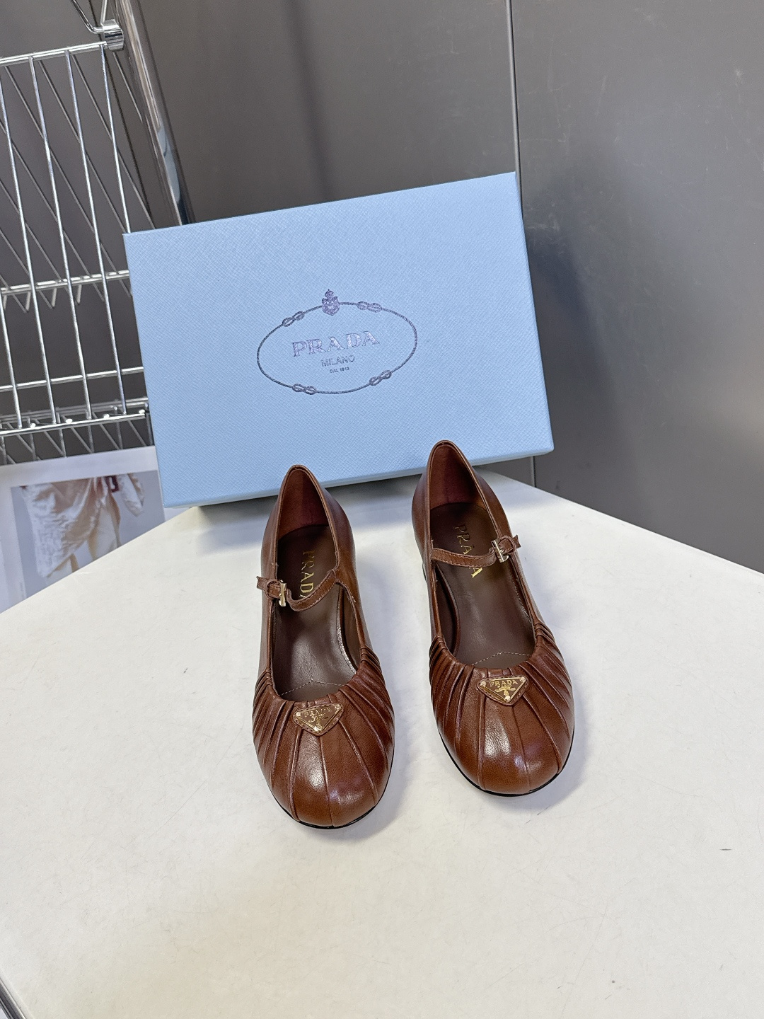 PRADA普拉达最新款三角标时装玛丽珍鞋 乐福鞋 超多明星网红种草 顶级品质，版型超正，复古时尚经典单品