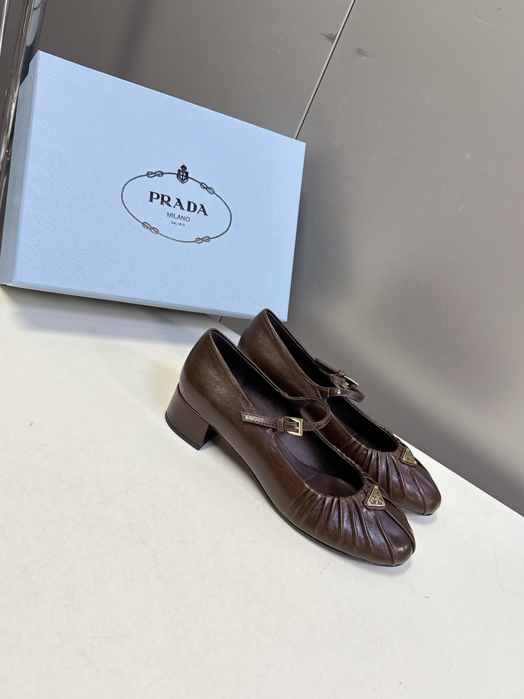 PRADA普拉达最新款三角标时装玛丽珍鞋 乐福鞋 超多明星网红种草 顶级品质，版型超正，复古时尚经典单品