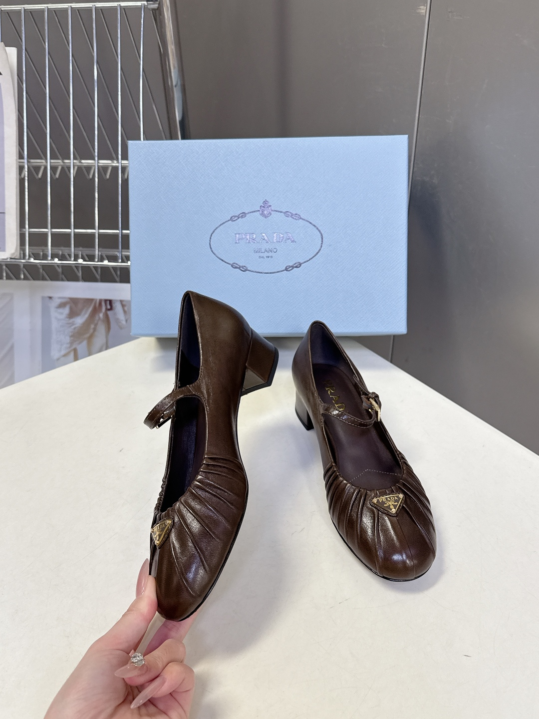 PRADA普拉达最新款三角标时装玛丽珍鞋 乐福鞋 超多明星网红种草 顶级品质，版型超正，复古时尚经典单品